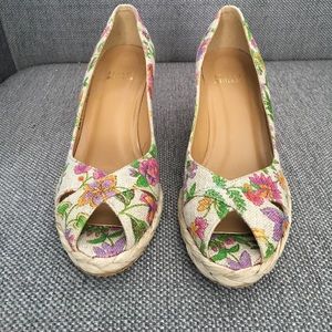 ⭐️ HOST PICK ⭐️ Designer Stuart Weitzman,  Summer Pastel Floral Linen/Straw,  6